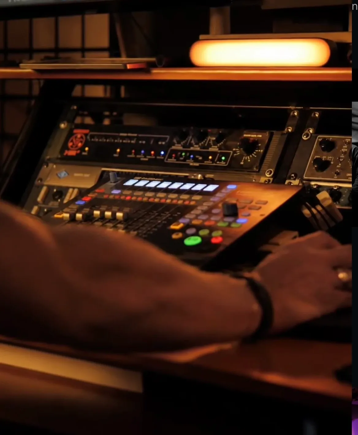 Mains de l'ingénieur son sur la console de mixage du Purple Studio