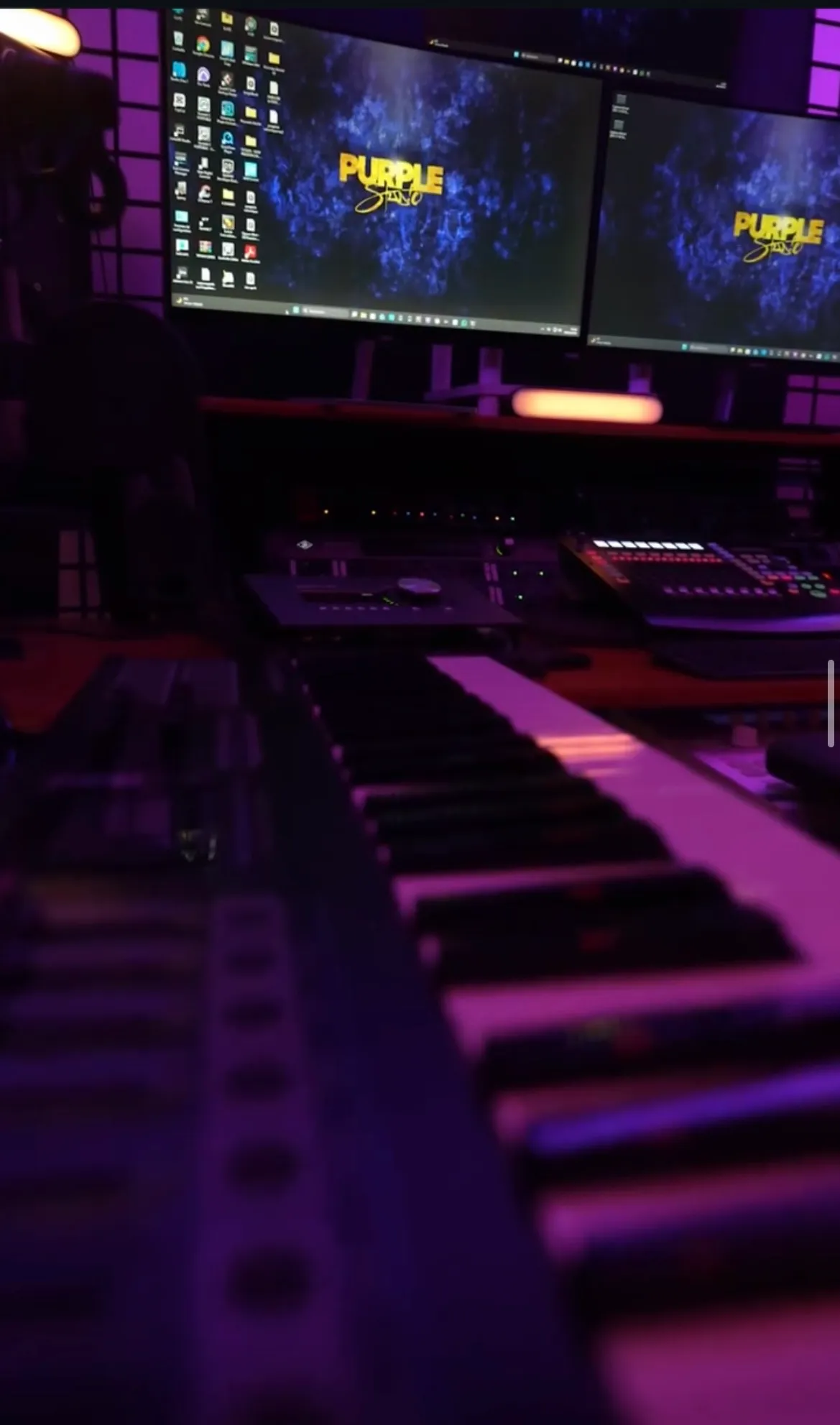 Clavier maître et écrans affichant le logo Purple Studio