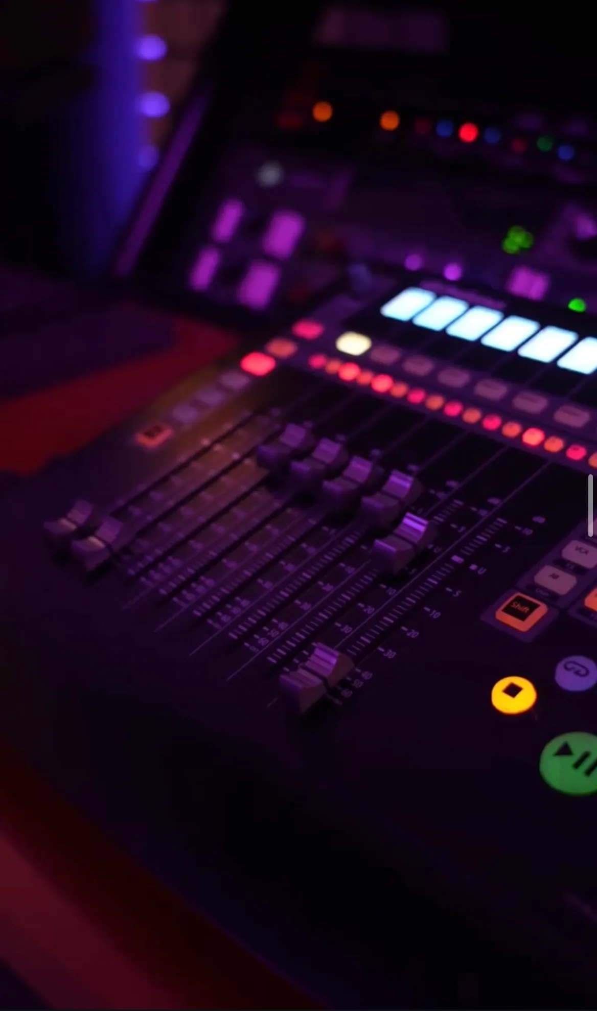 Gros plan sur la console de mixage du Purple Studio