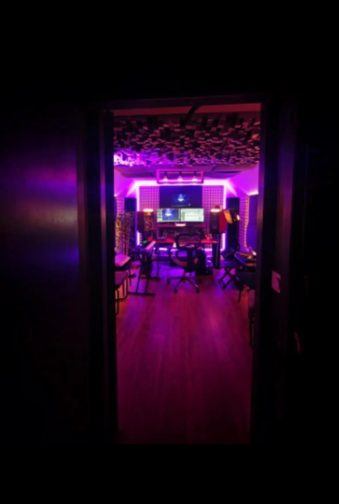 L'entrée du Purple Studio, ambiance violette