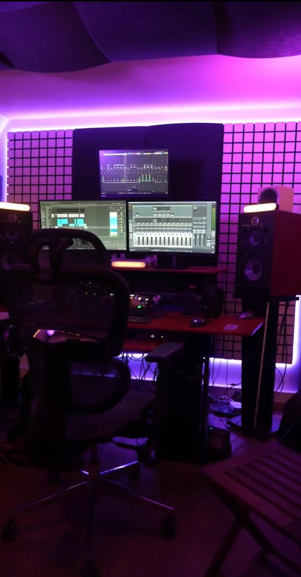 Vue d'ensemble de la régie du Purple Studio avec traitement acoustique