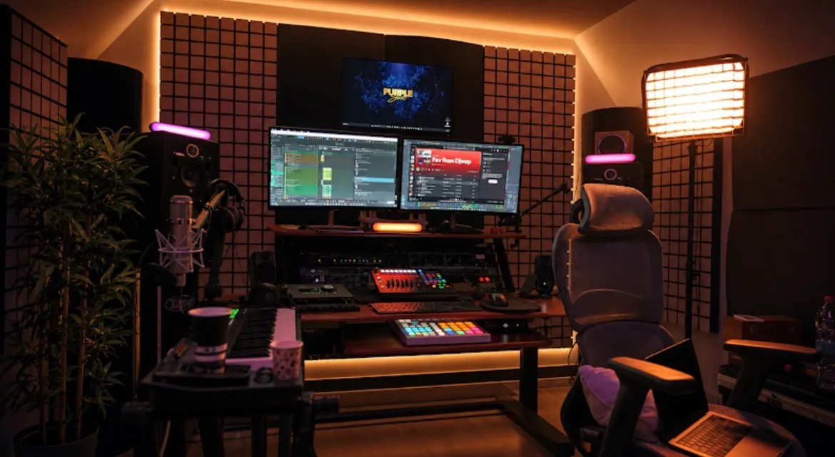 La régie du Purple Studio vue de face, triple écran et enceintes de monitoring