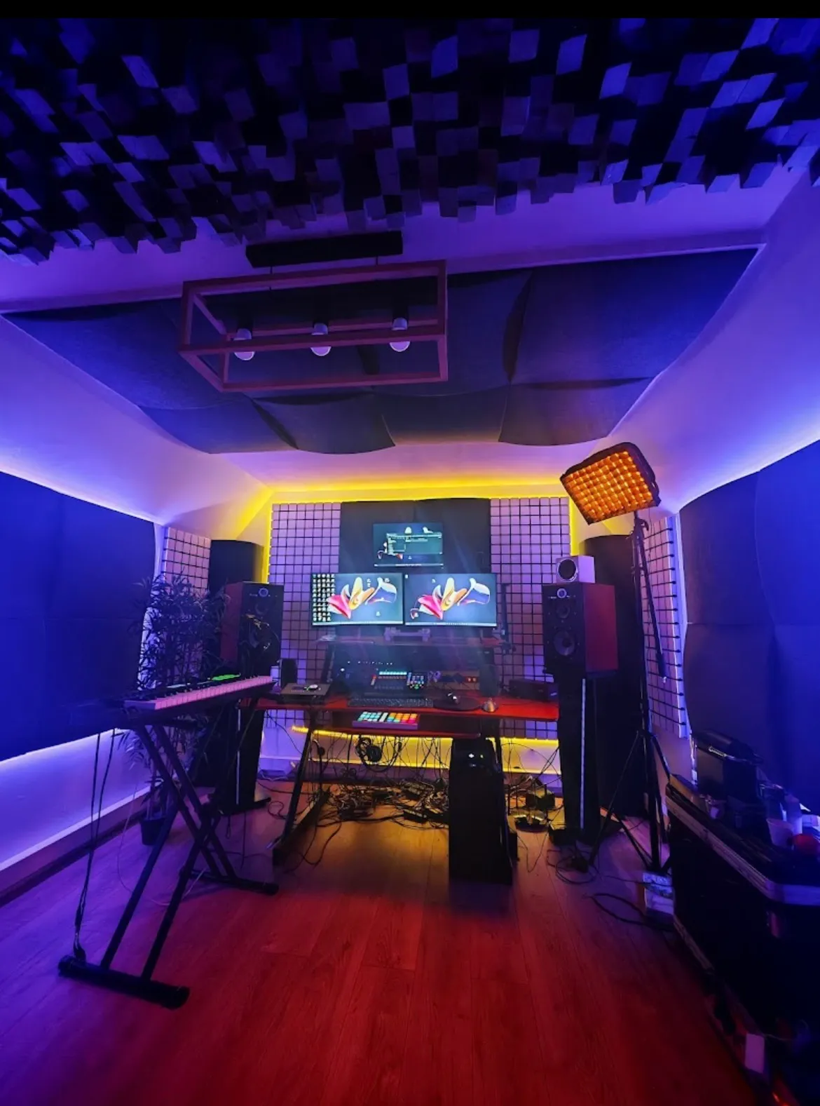 La régie du Purple Studio, ambiance LED violette et bleue